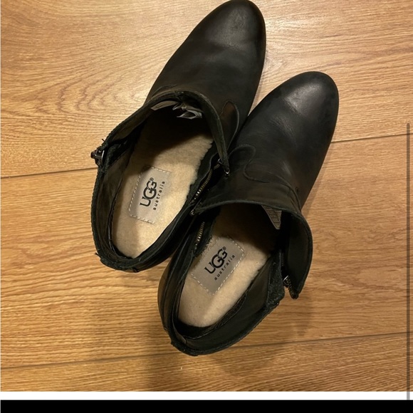 Ugg stacked bootie - black with Sherpa interior - Picture 2 of 3